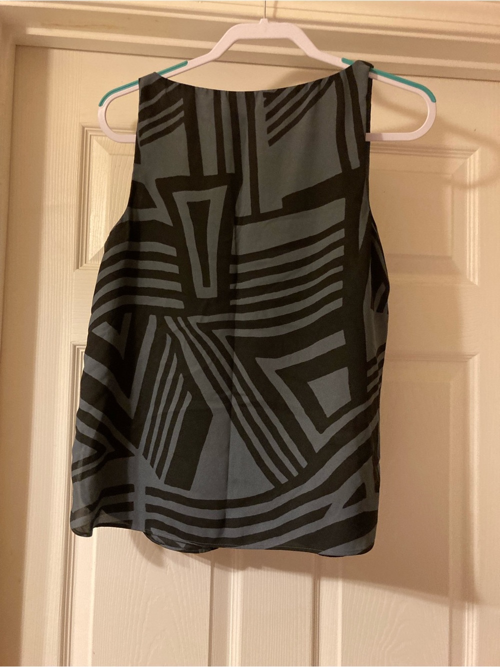 ⭐️⭐️Women's Ann Taylor Loft sleeveless blouse - size Small - Picture 3 of 3